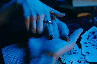 Satırları okuyarak Bir adamın ellerinde