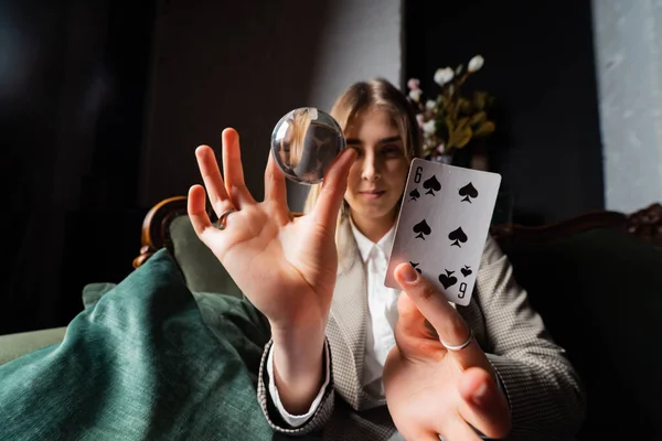 Mulher em terno de negócios segurando bola de cristal e seis espadas — Fotografia de Stock