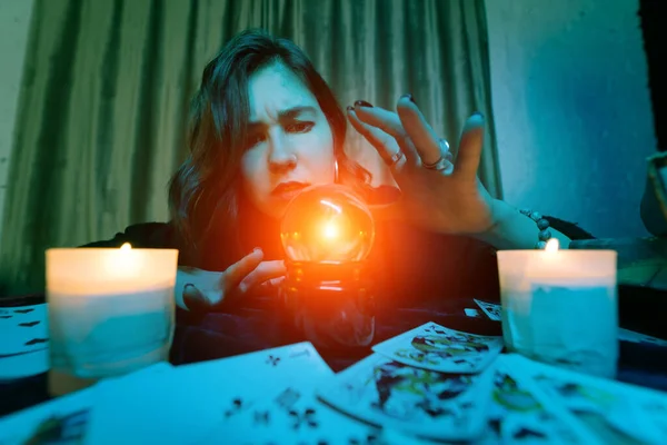 La adivina adivina el destino de la noche en la mesa con velas — Foto de Stock