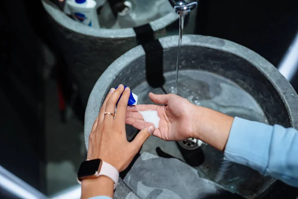 Woman washing hands to protect against the coronavirus — Stock Photo, Image