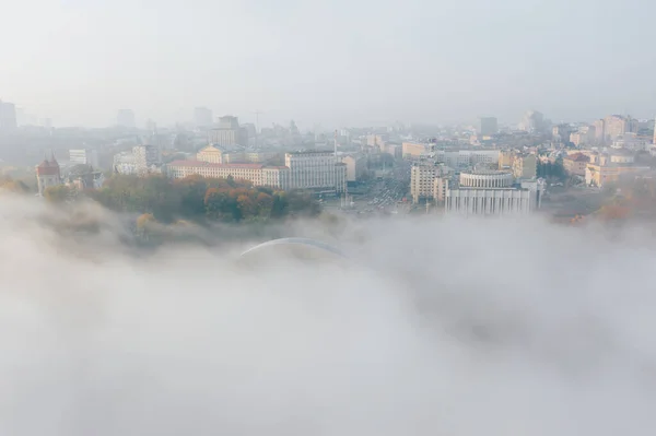 Flygfoto över staden i dimman — Stockfoto