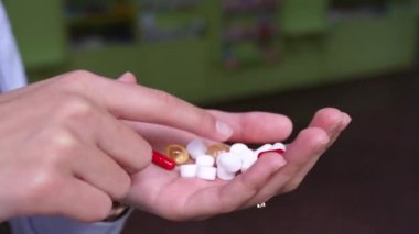 Coronavirus. Covid-19. Bir erkek ya da kadın hap alır ve gösterir..