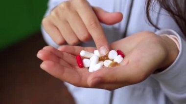 Coronavirus. Covid-19. Bir erkek ya da kadın hap alır ve gösterir..