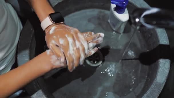 Mujer lavándose las manos para protegerse contra el coronavirus — Vídeo de stock