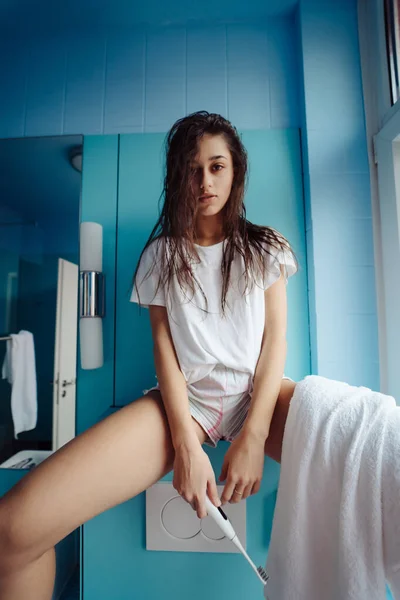 Vacker, ung kvinna i badrummet har roligt — Stockfoto