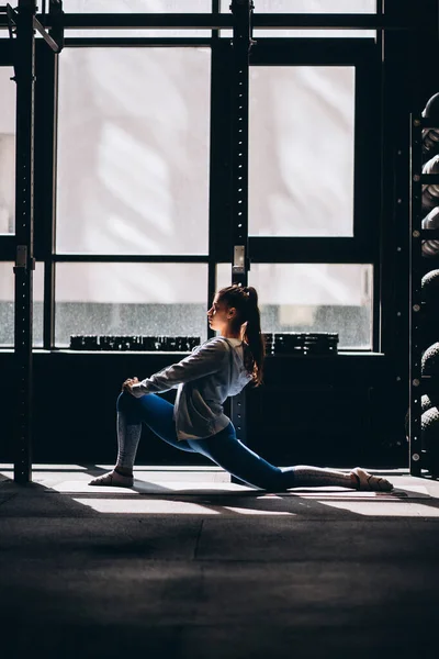 Portrét atraktivní mladé ženy cvičící jógu nebo pilates — Stock fotografie