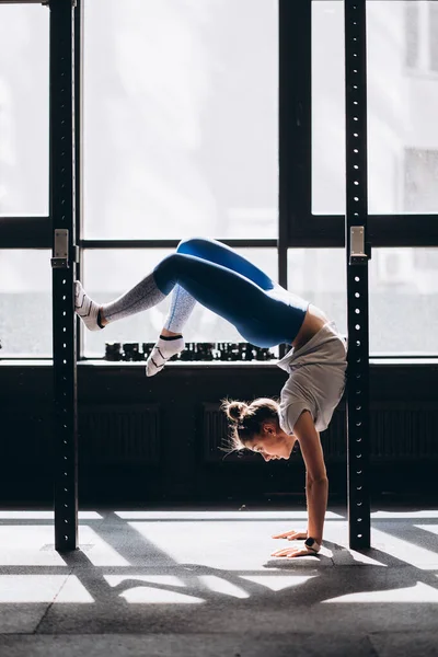 Portrét atraktivní mladé ženy cvičící jógu nebo pilates — Stock fotografie