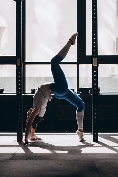 Portrait de jeune femme séduisante faisant du yoga ou des exercices de pilates — Photo