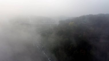 Sis kaplı bir şehir. Şehir trafiği, hava manzarası