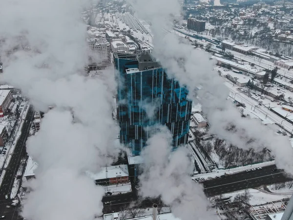 Velká centrální kotelna s obřími trubkami, z nichž je nebezpečný kouř v zimě během mrazu ve velkém městě — Stock fotografie