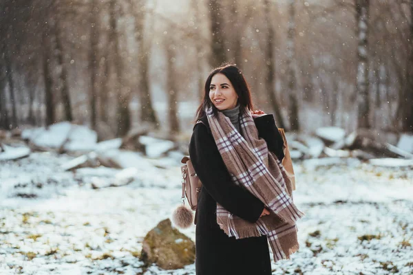 Jovem modelo bonito posando na floresta de inverno. retrato de moda elegante — Fotografia de Stock