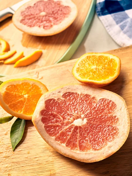 portakal ve greyfurt ağaçta bıçakla kesilmiş.