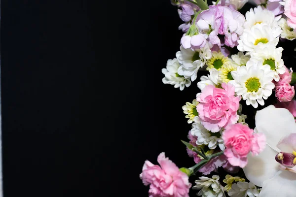 Άνοιξη Μπουκέτο Λουλούδια Λευκό Και Ροζ Τόνους Μαύρο Φόντο Γαρίφαλα — Φωτογραφία Αρχείου