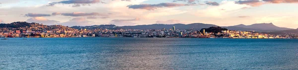 Uma vista de Vigo ao pôr-do-sol — Fotografia de Stock