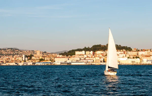 Vigo liman günbatımında yaklaşan bir yelkenli