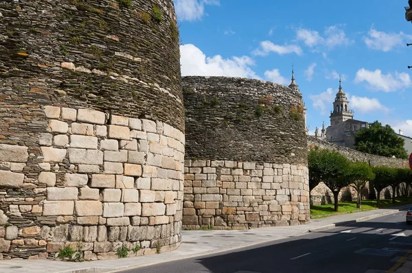 A római városfal és a tornyok, a katedrális Lugo (Galicia, — Stock Fotó