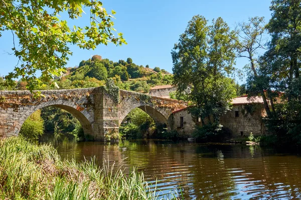 西班牙阿拉力兹拉科鲁尼亚 Arnoia 河中世纪桥 — 图库照片