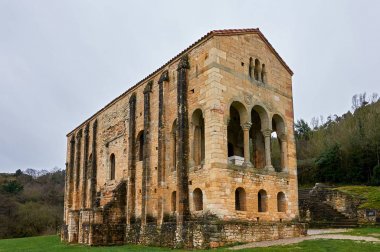 Santa Maria del Naranco. Ön Romanesk Sarayı ve Ast chuch
