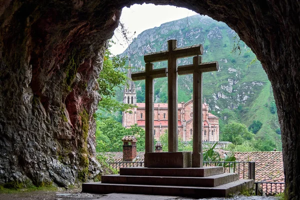 Covadonga Katolik Sığınağı, Asturias, İspanya 'nın kuzeyi