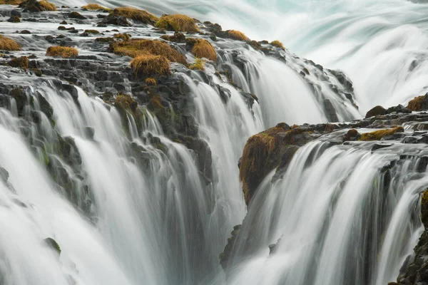 Güney İzlanda 'da Bruarfoss Şelalesi