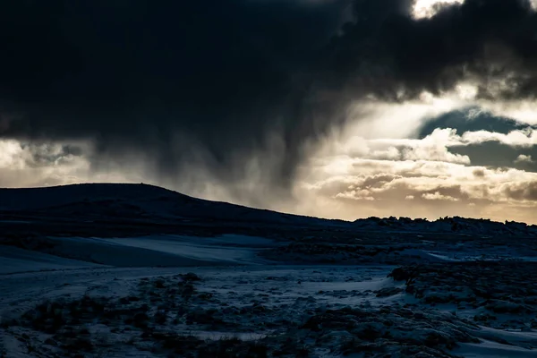 Dramáticas Nubes Tormenta Oscura Sobre Paisaje Invernal Islandia — Foto de Stock