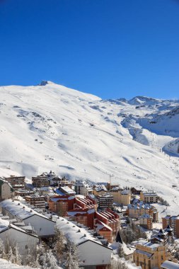 Sierra Nevada, Granada 'daki Pradollano hava istasyonu. Kışın yoğun bir kar yağışından sonra güneşli bir gün. Arka planda Veleta zirvesi.