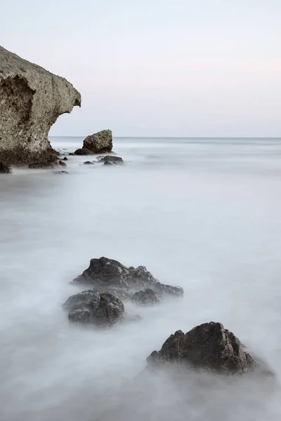 Fotografía Larga Exposición Con Una Formación Rocosa Primer Plano Acantilado — Foto de Stock