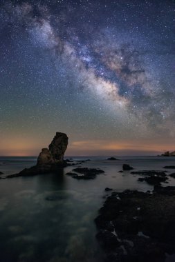 Samanyolu ile Almerya sahilinin gece manzarası. Cabo de Gata Doğal Parkı.
