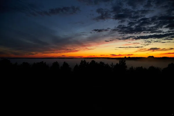 Sabah gökyüzü, Rusya 'da güzel karanlık gün doğumu. Şafakta sis. Bulutlu bir sabah. 