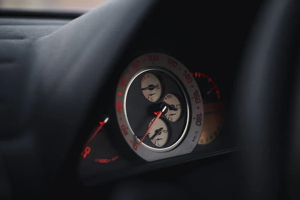 Işıklı bir spor arabanın gösterge paneli