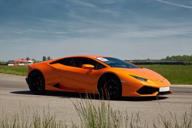 Gökyüzü olan turuncu düşük güçlü spor araba