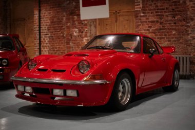 Çadırda eski kırmızı spor araba