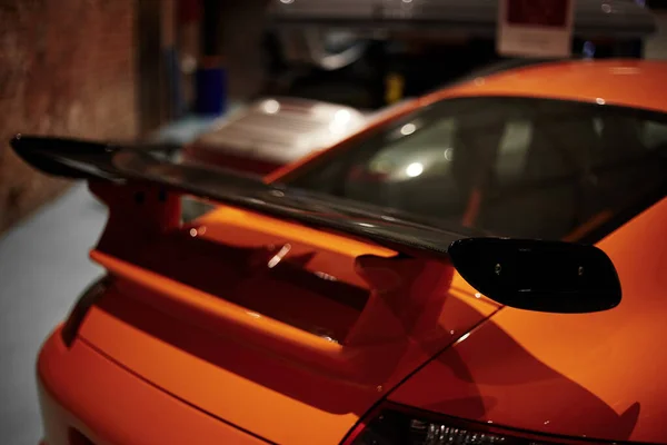 Çadırda turuncu spor araba