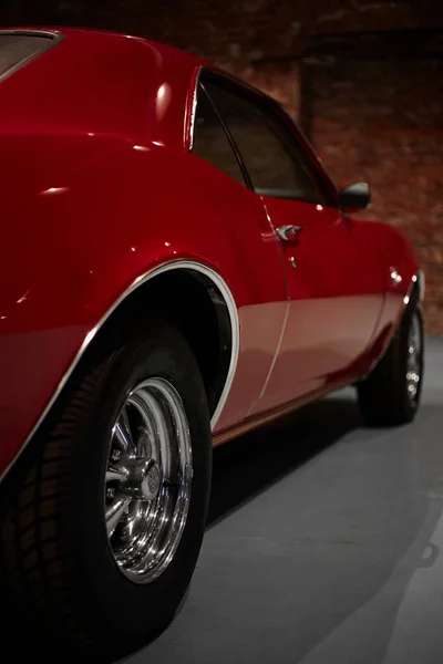 Kırmızı spor güç eski kaslı araba pavyonda
