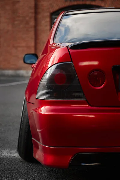 Coche Rojo Baja Postura Con Hermosas Ruedas Goma Perfil Bajo —  Fotos de Stock