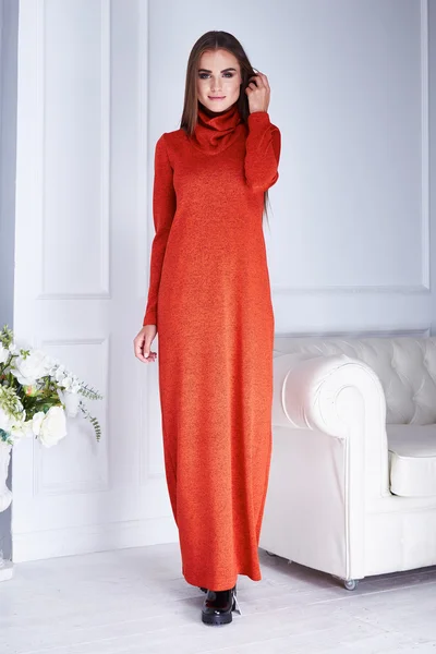 Каталог модной одежды модели женщины носить стиль случайных красное платье — стоковое фото