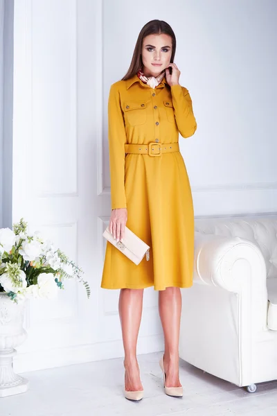 Schöne sexy brünette Frau trägt elegante Mode gelb — Stockfoto