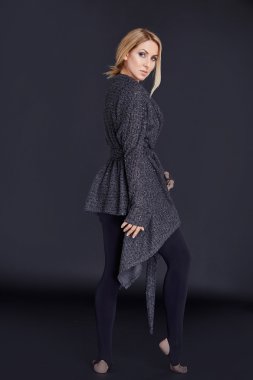 Mükemmel atlet figürü dans seksi güzel sarışın kadınla