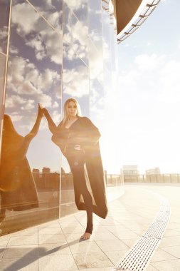 Güzel seksi sarışın genç kadın sportif fiziksel 