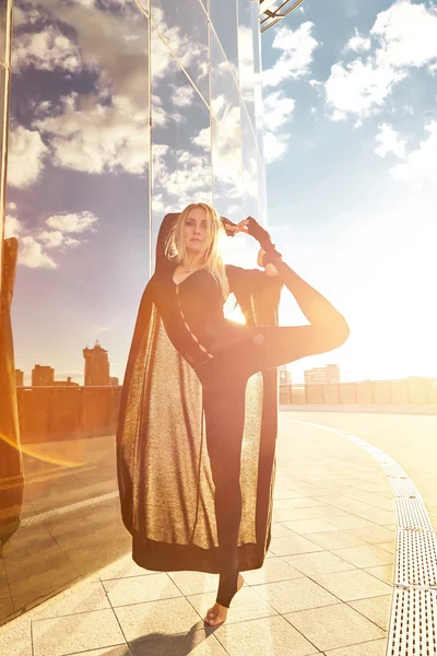 Güzel seksi sarışın genç kadın sportif fiziksel 