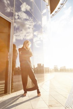 Güzel çekici seksi sarışın kadın otururken yoga yaparken