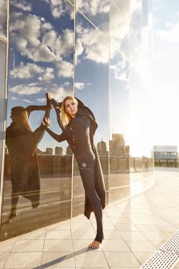 Güzel genç seksi sarışın kadın mükemmel atlet ince 