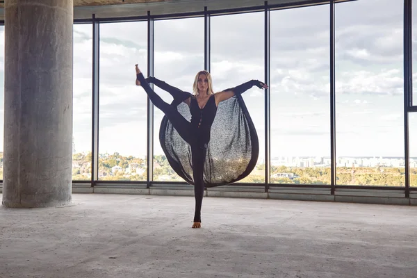 Schöne attraktive sexy blonde Frau macht Yoga im Sitzen — Stockfoto