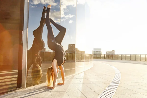 Güzel çekici seksi sarışın kadın otururken yoga yaparken — Stok fotoğraf