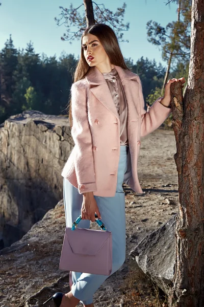 Сексуальная красивая женщина носит розовый цвет кашемира шерсть пальто — стоковое фото