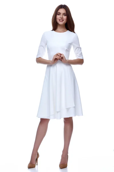 Mulher de vestido curto branco moda catálogo roupas beleza — Fotografia de Stock