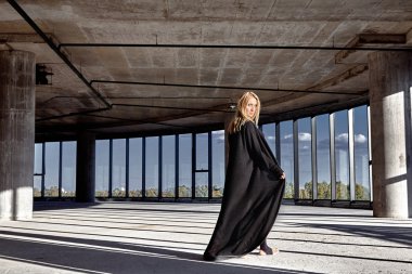 Güzel seksi sarışın genç kadın vücut ince atletik