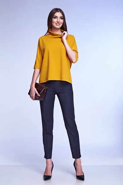 Geschäftsfrau trägt gelbe Seidenjacke Baumwoll-Hosenanzug — Stockfoto