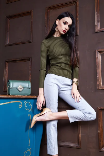 Podnikatelka nosí zelené kašmírový svetr bavlna úplet — Stock fotografie