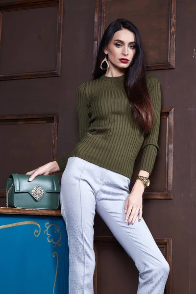 Podnikatelka nosí zelené kašmírový svetr bavlna úplet — Stock fotografie